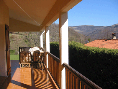 [on_verandah_looking_back_towards_town.gif]